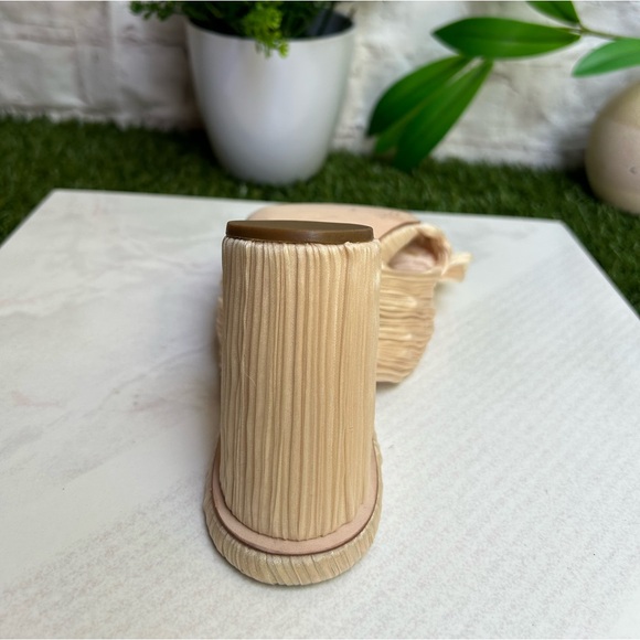 LOEFFLER RANDALL 
Women Penny Pleated Bow
Heel Almond size 7 SINGLE SHOE
$395.00 - Picture 5 of 9